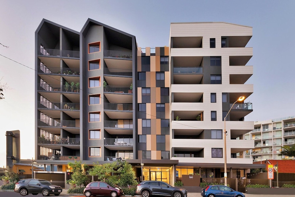 Spacious West End Apartment With Pool & BBQ Access