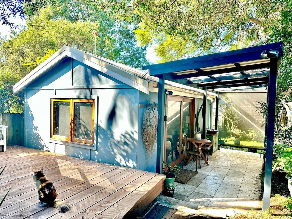 Kozyguru | Marrickville| Lovely Granny Flat Studio