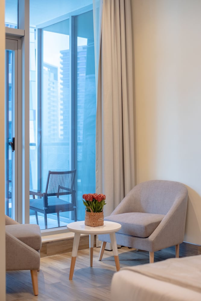 SIMPLY COMFORT Urban Chic Suites in J One Tower City & Canal Views