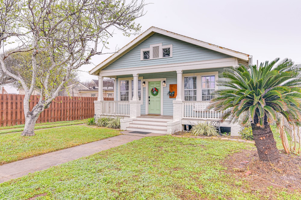 4 Mi to Moody Gardens: Galveston Home w/ Grill