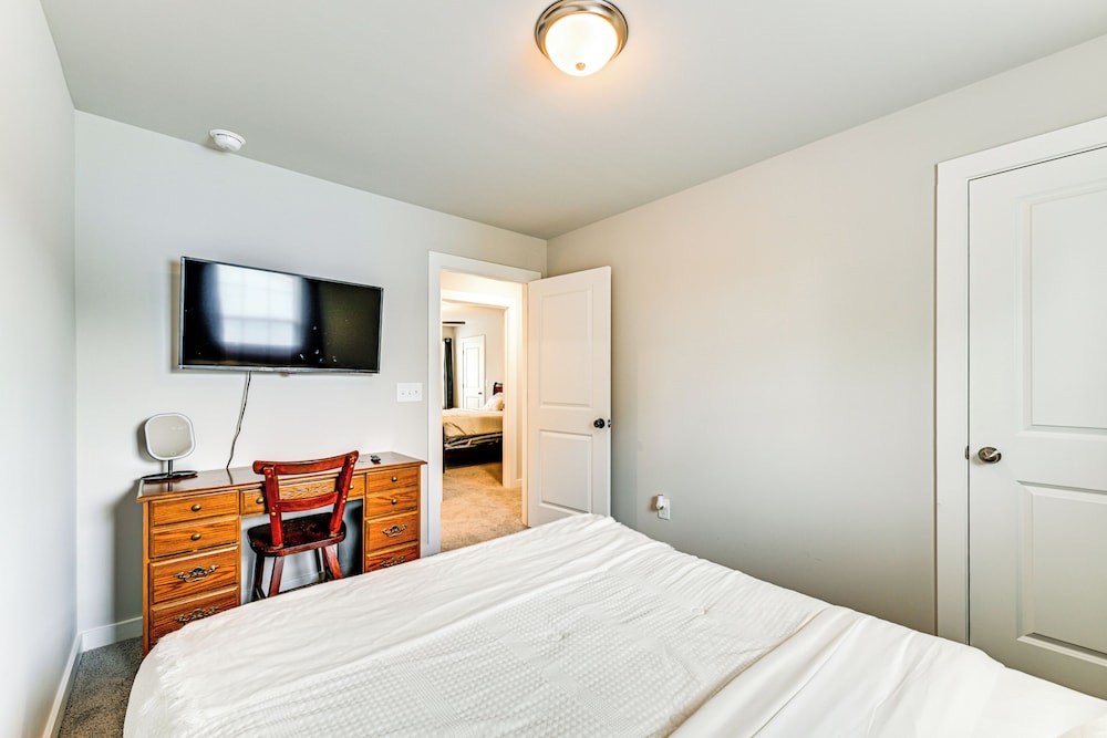 Modern Townhome w/ Yard: 5 Mi to Dtwn Charlotte