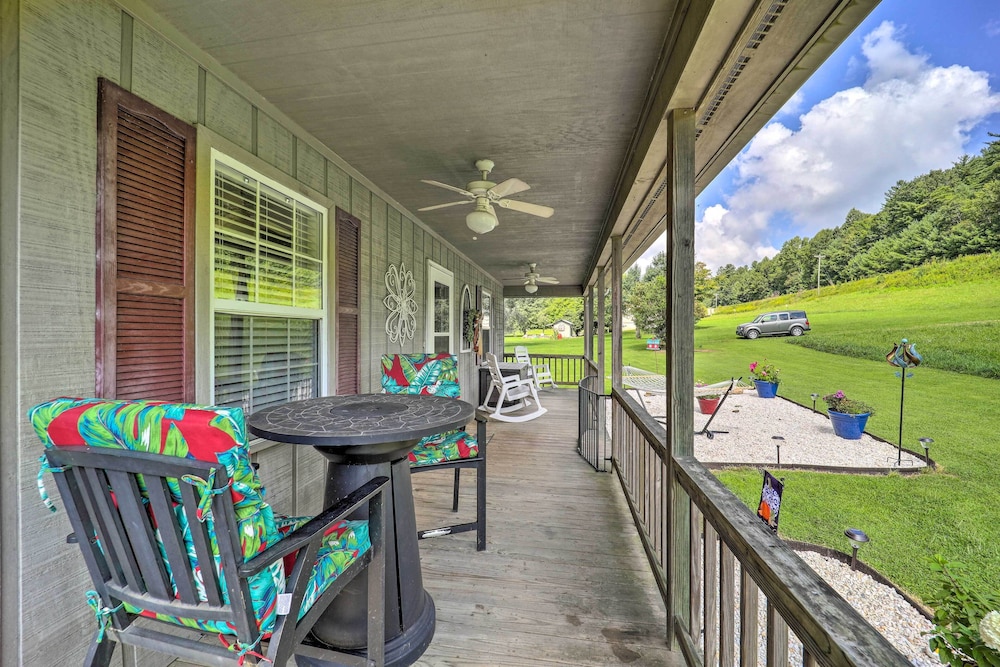 Deep Gap Cottage w/ Fire Pits - Hike & Ski! view 5