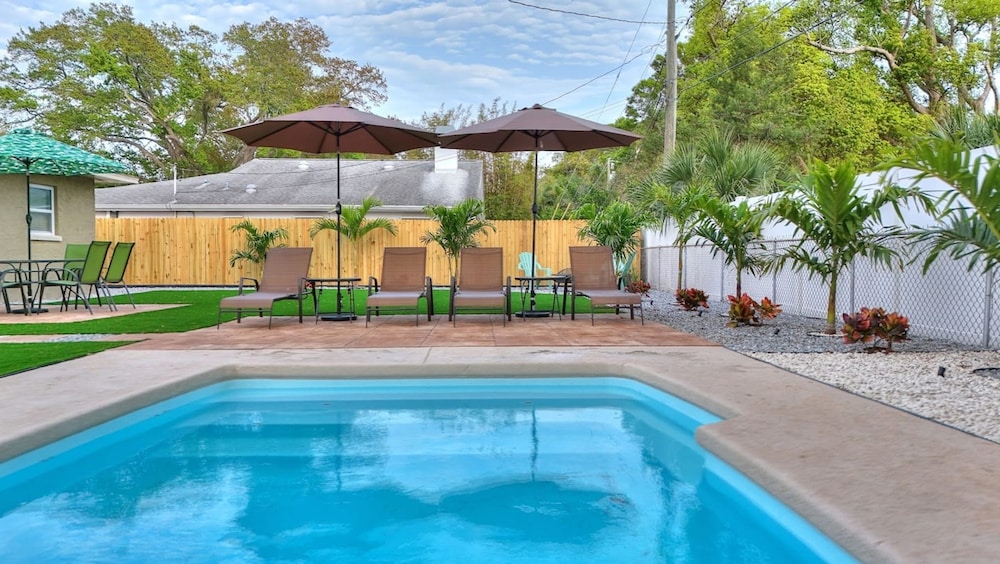 Palm Oasis 2 2 Serene Backyard Private Poolside
