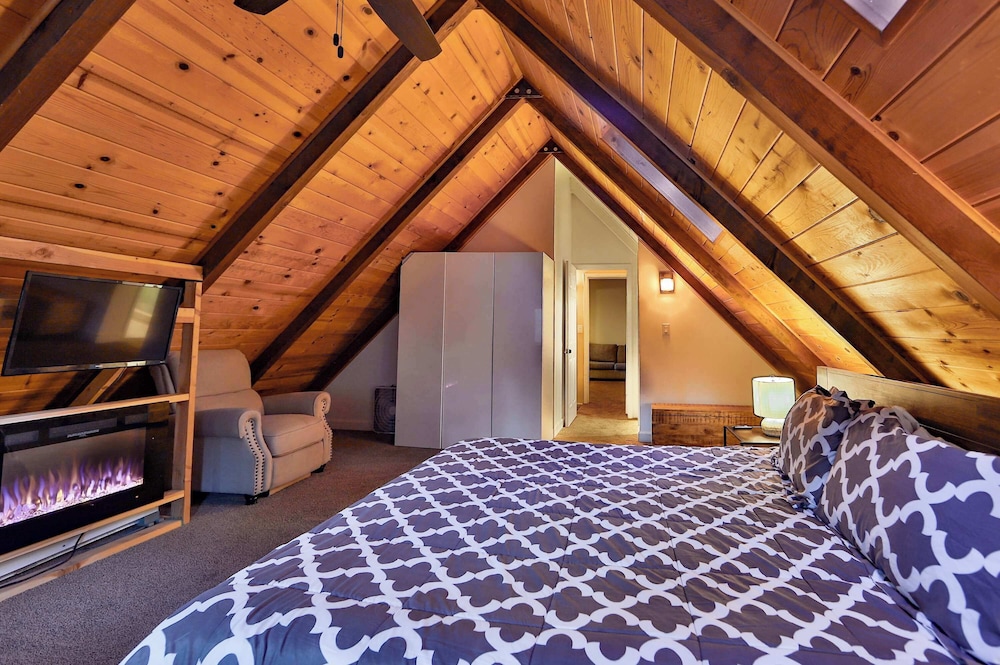 Iroquois Ridge Charming Home for 8 w/ Hot Tub Near Lake Tahoe & Skiing
