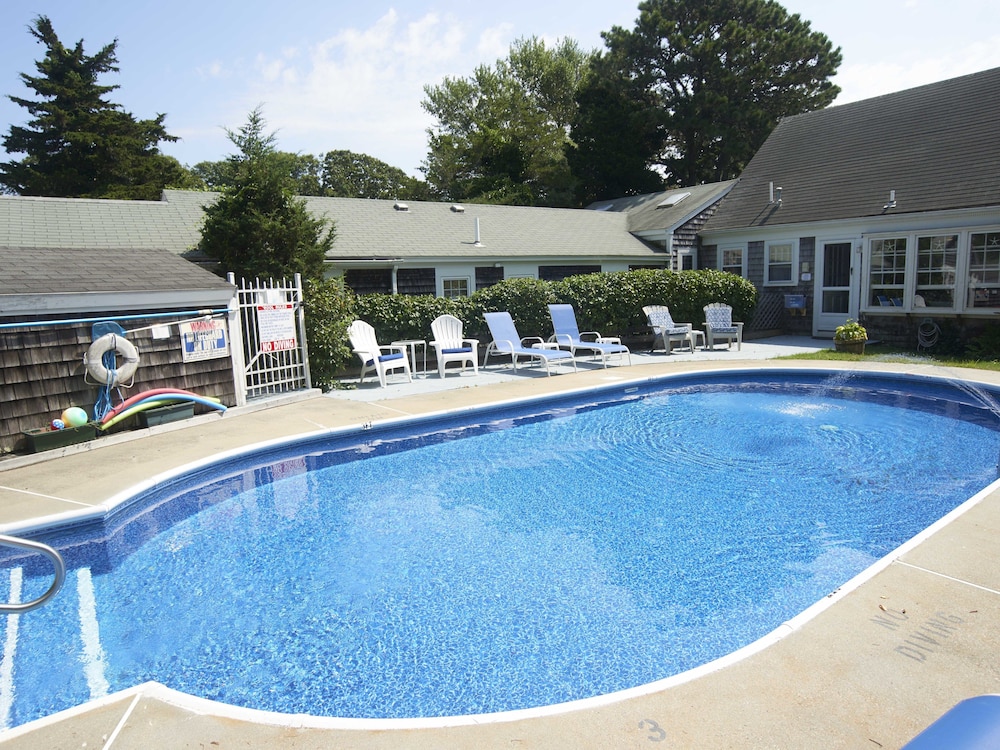 Allen Harbor Breeze Inn & Gardens