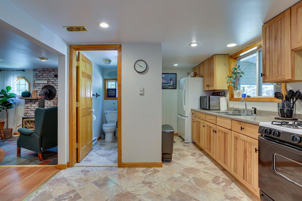 Huguenot Retreat w/ Screened Porch & Lake Access! view 2