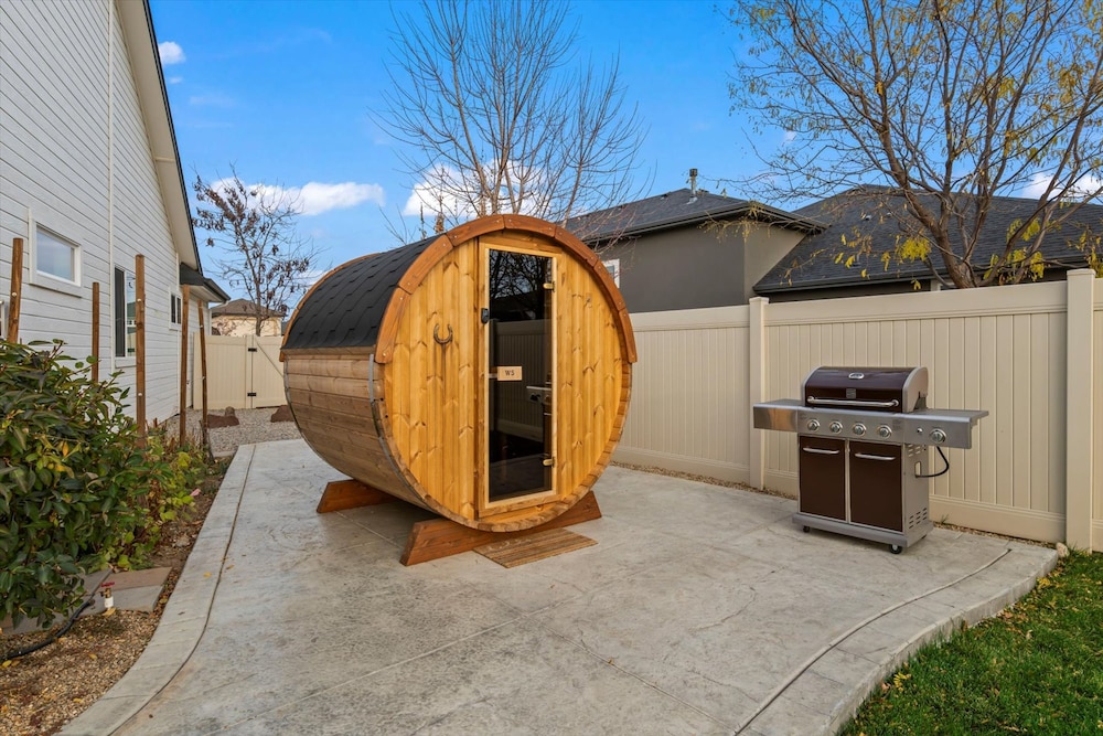 Single-level Gem Sauna - Fire Pit - Swing Set