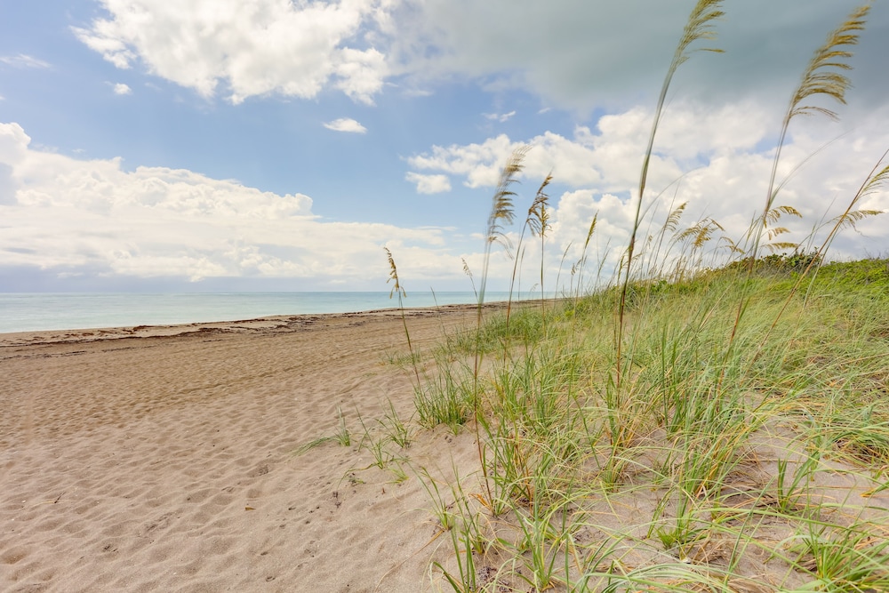 Idyllic Fort Pierce Retreat - Walk to Beach!