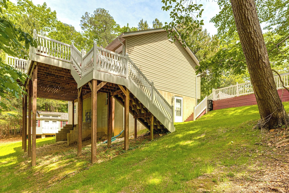 Walk to Beach: Elegant Escape in Lusby!