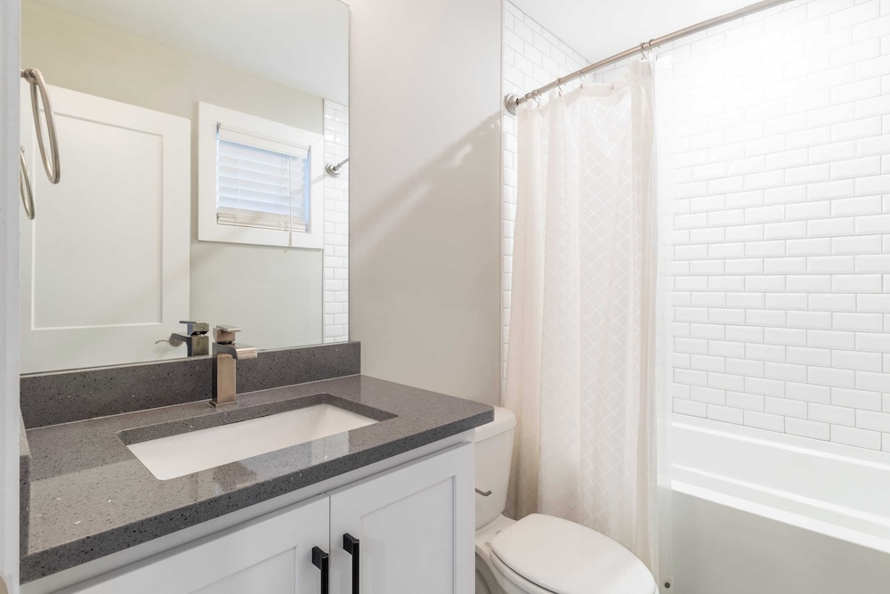 Monty by Avantstay 4bdr 4ba, Balcony w/ Outdoor Seating, 5mins to DT