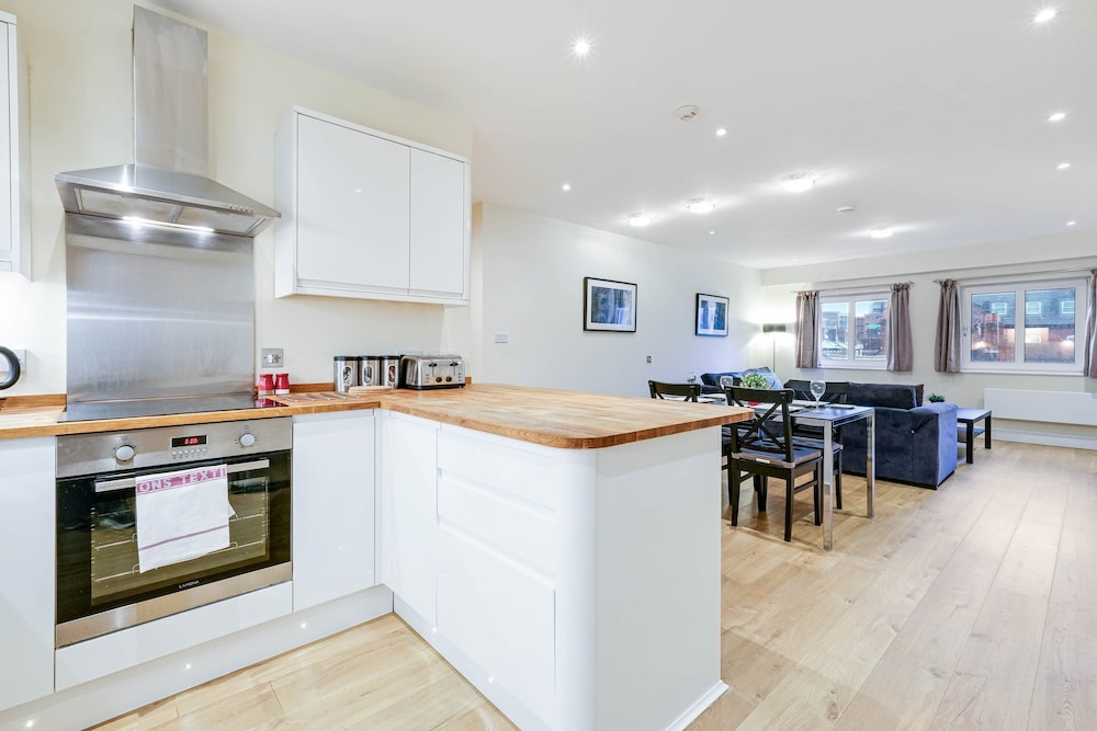 Luxury 3 Bedroom Apartment with Parking