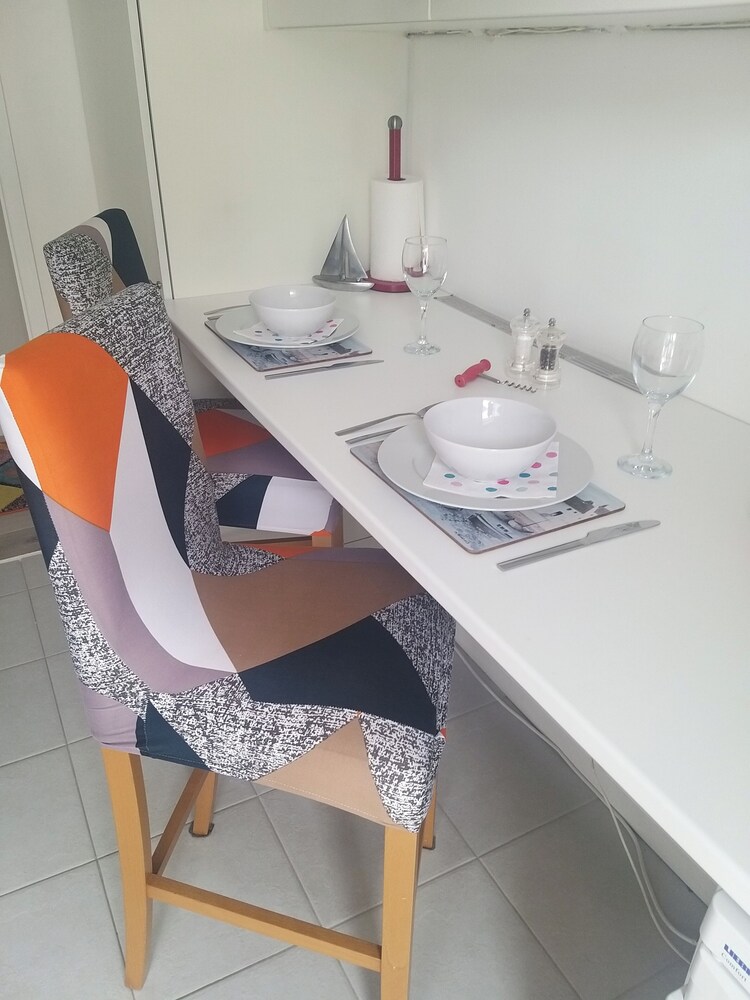 1-bed Seaside Retreat - Sleeps 2, Parking & Garden