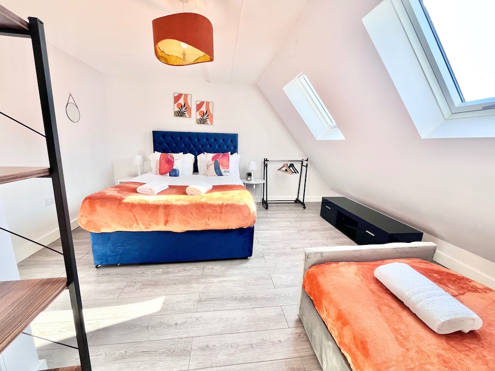 House - Sleeps 12 - Hot tub - Pool Table - Parking