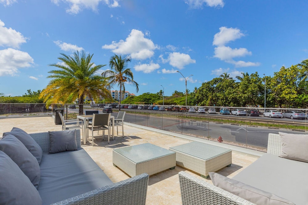 Beachfront Luxury NEW 3br2 5BA Condo Eagle Beach