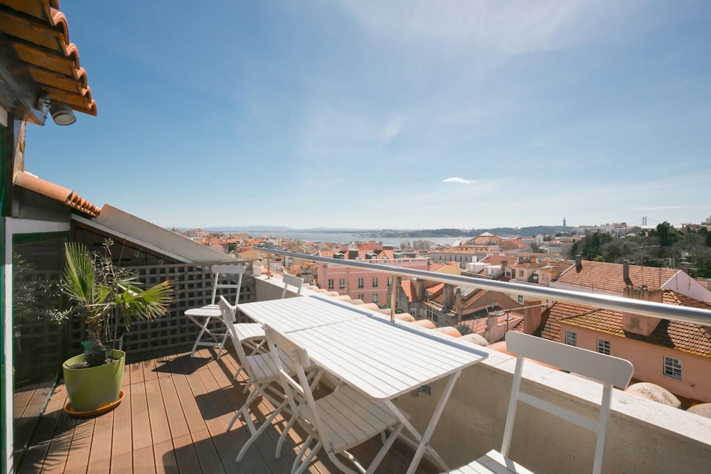 LV Premier P Real PI1 Central River Views Terrace view 4