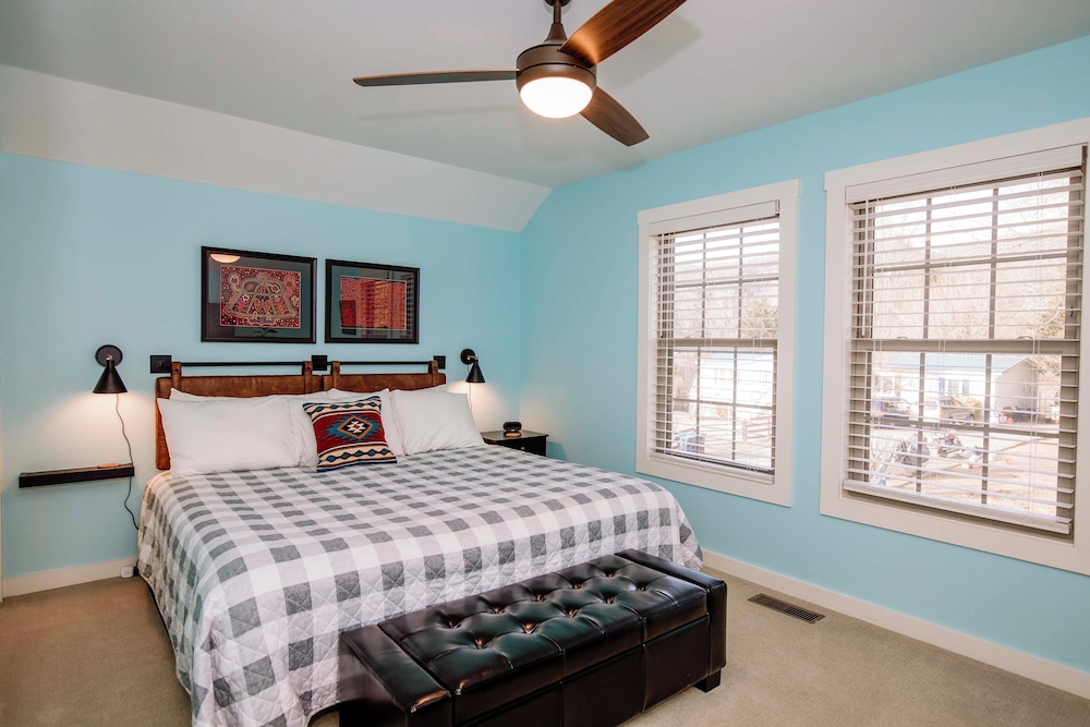 1 Mi to Dtwn Black Mountain: Home w/ Patio & Yard