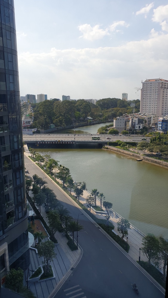 Stay In Vietnam Vinhomes Golden River