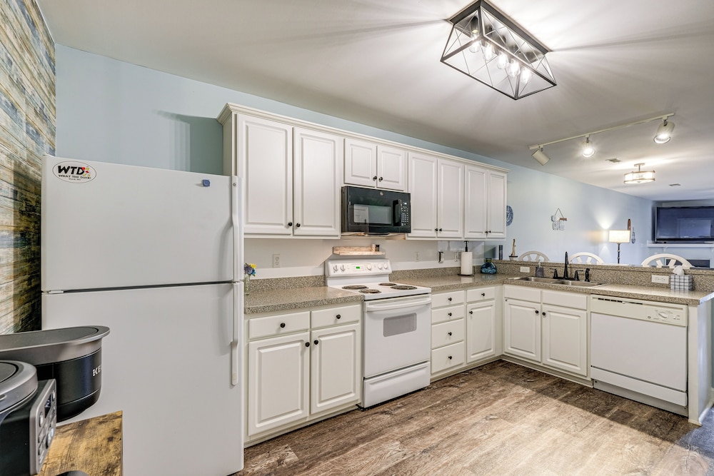 'better Lake Than Never' Huddleston Condo