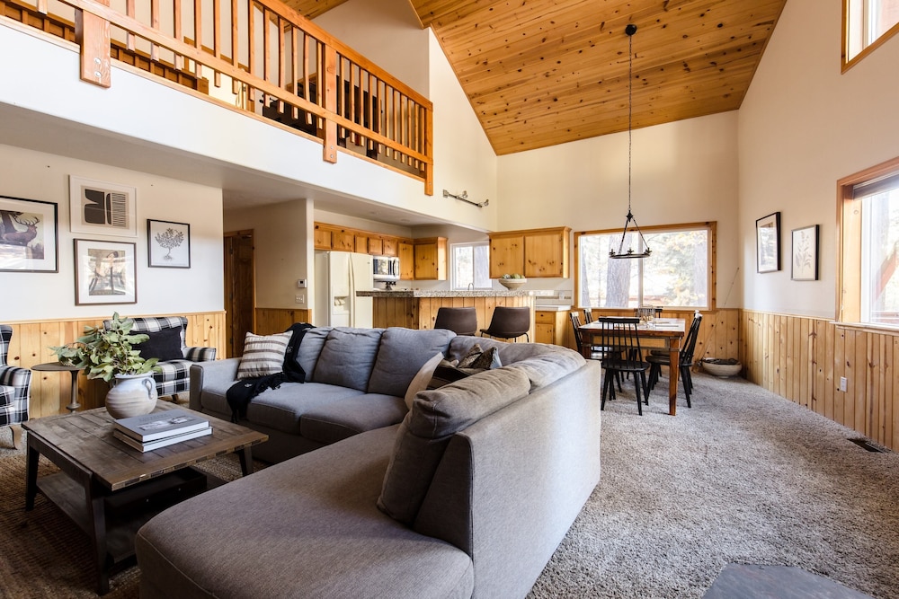 2 Cabins, Close to the Lake Hot Tub, Game Loft, Deck, 6bdr Jumper & Jackhorn view 4