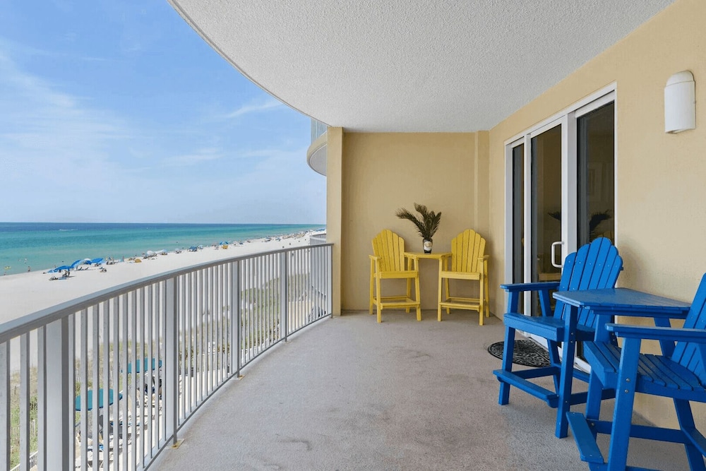 Emerald Isle Resort 405 by Avantstay Beachfront, Beach Chairs + Pool Access