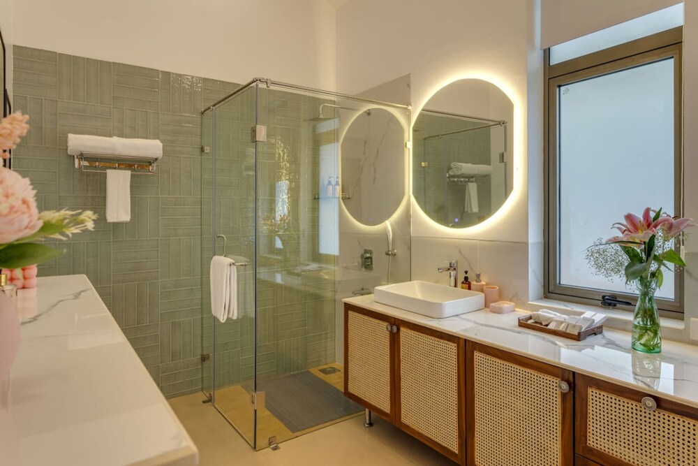 Casa Maxima - 4BR w Private Pool 1km to the Beach