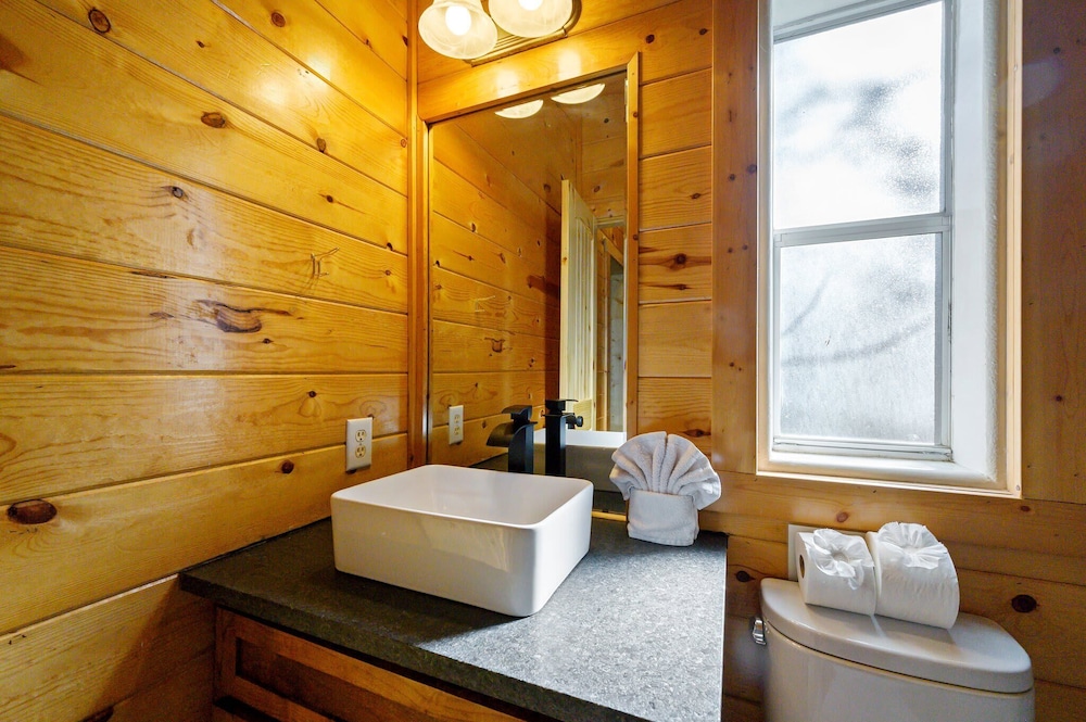 Outlaw Rose Cabin for 8!