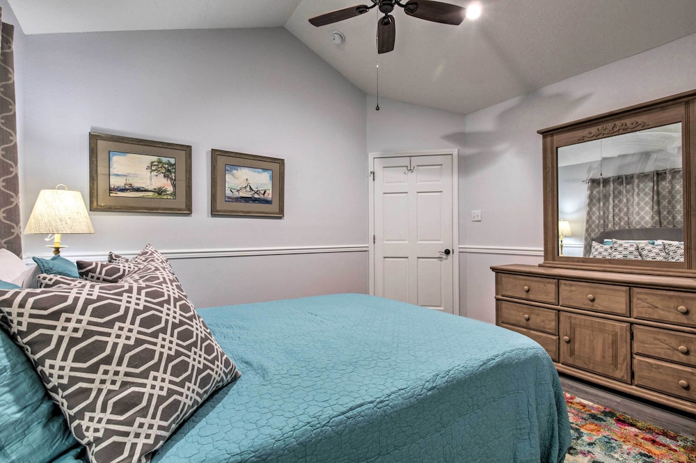 Downtown Ocean Springs Duplex w/ A/C 1 Mi to Beach view 5
