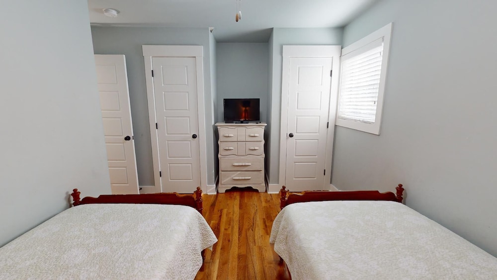 1313 6th Avenue - Rest A Shore