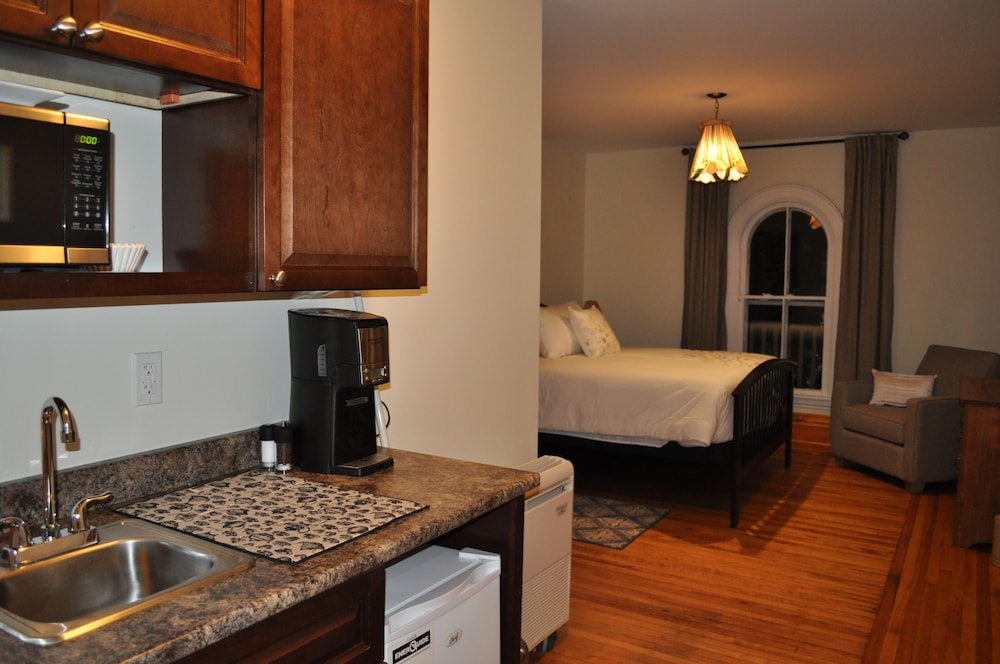 Summerside Vacations - Holman's Heritage Suites - Property Image 8