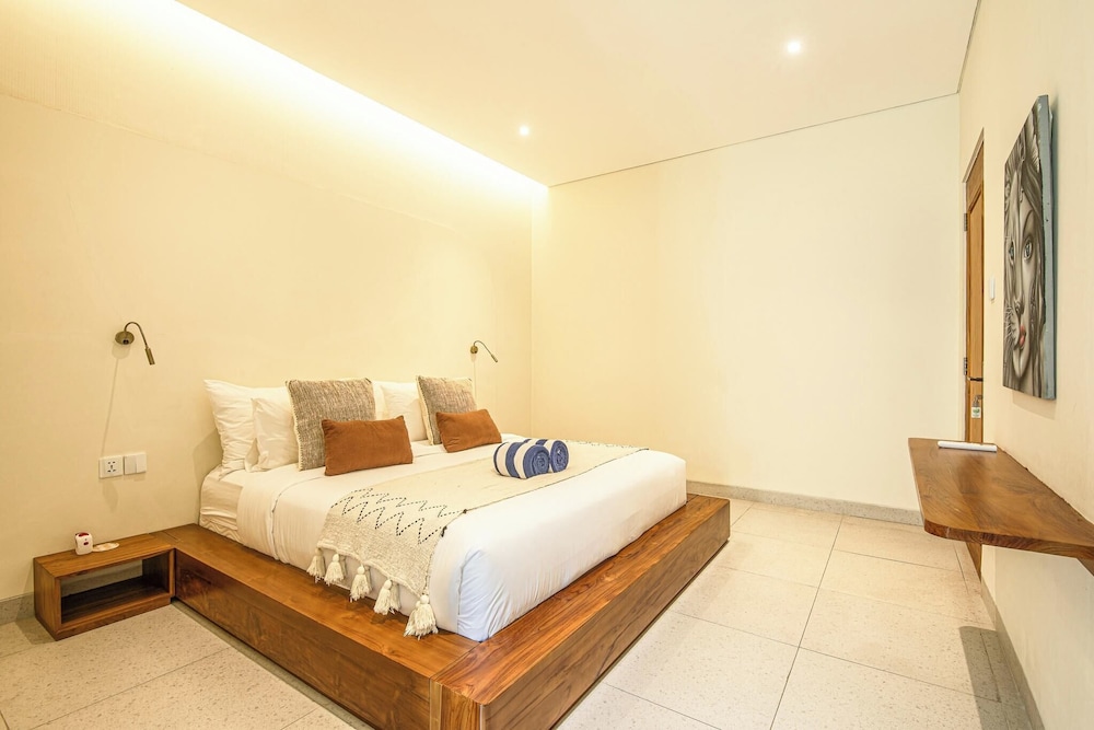 Chic 4-br Villa in Central Seminyak, Beach 5 Mins