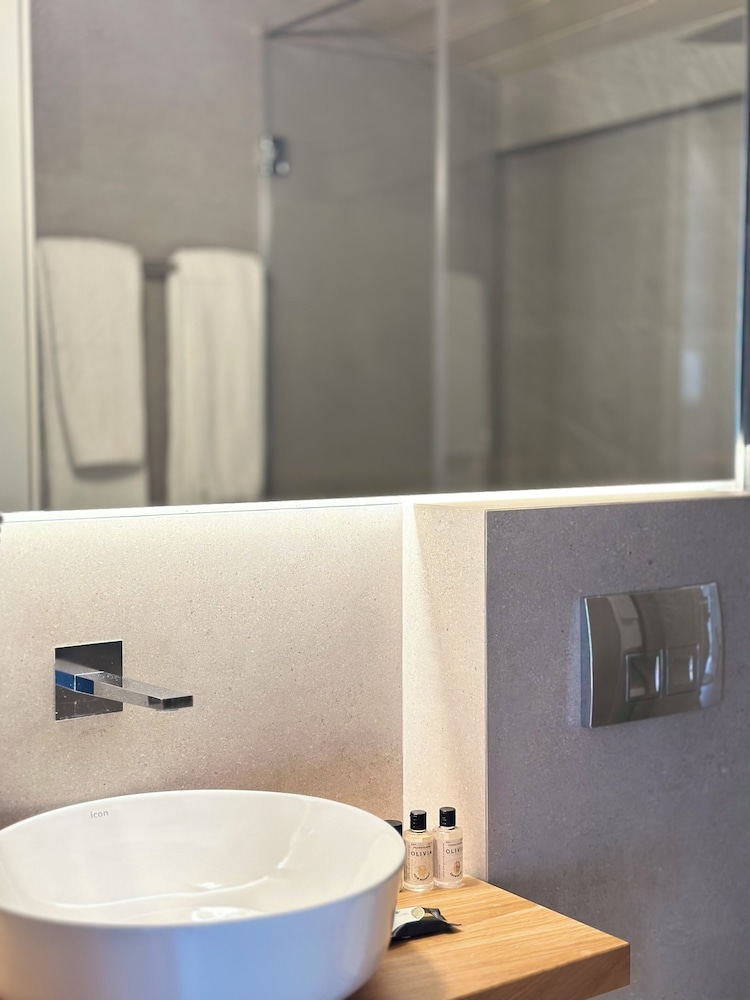 Amalie Suites