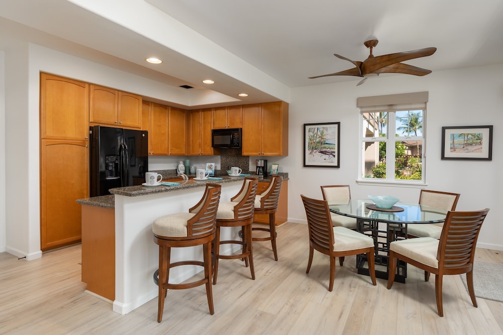 Beautiful Resort - AC - Walk to Beach & Restaurants - Vrkcv