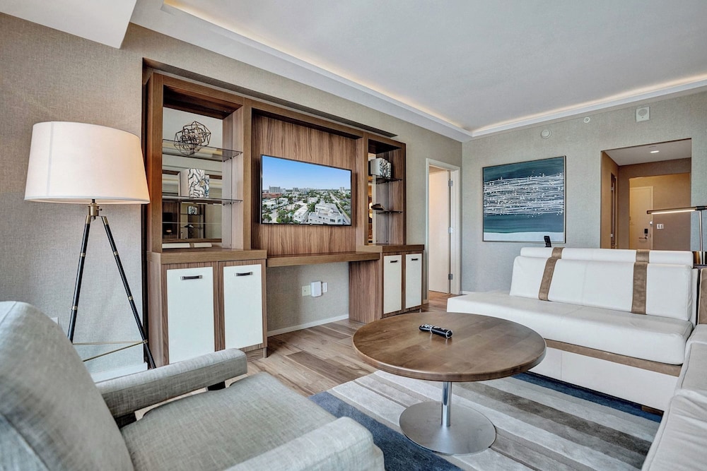 Chic Beachfront Bliss: Your Perfect 1 BR Retreat !