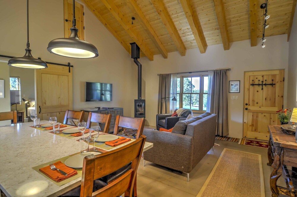 Hidden Santa Fe Gem - Nestled in Tesuque Hills! view 2