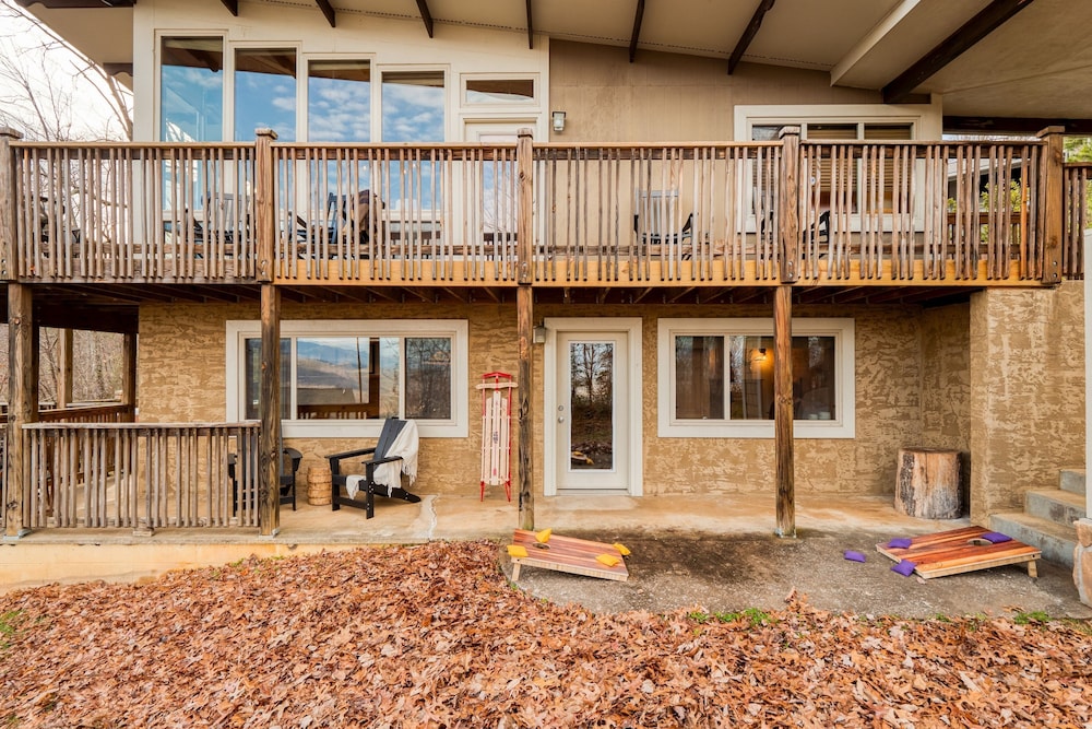Chestnut by Avantstay Mountain Cabin w Treetop Views Hot Tub Game Room