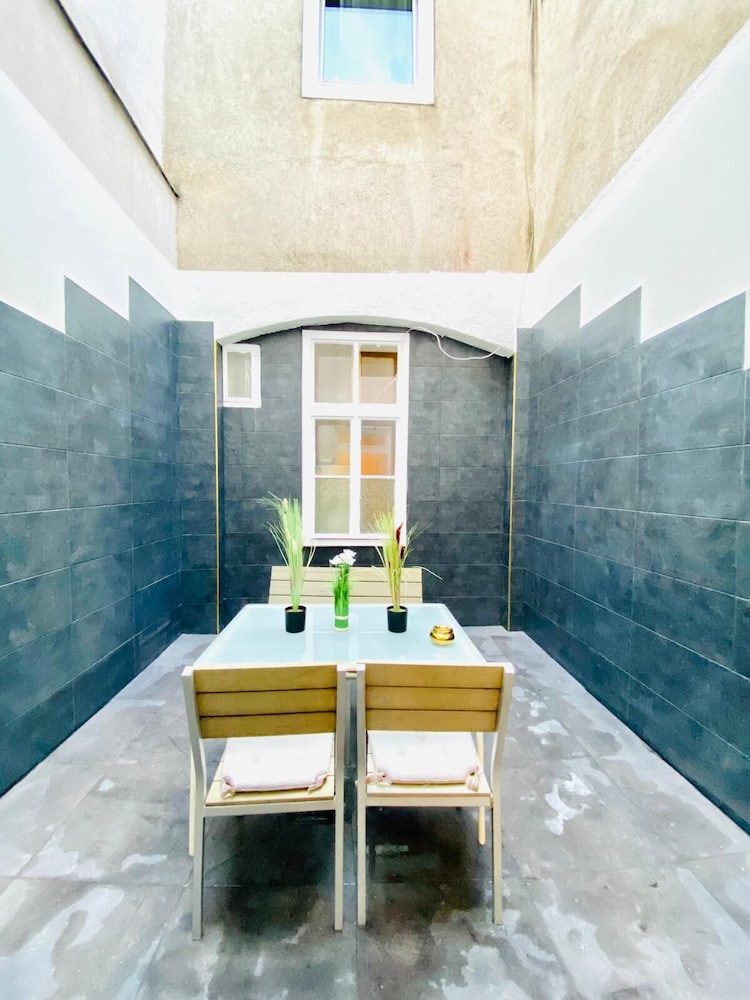 Comfy and Scenic 4BR Stay in Ottakring