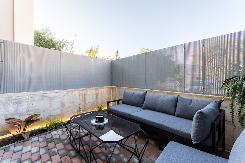 Ventiri Lofts - Luxury Duplex w Private Garden