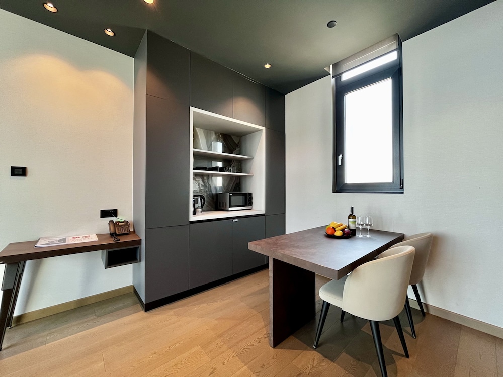 128 LIM - 2001 Stay Only Tower Suite