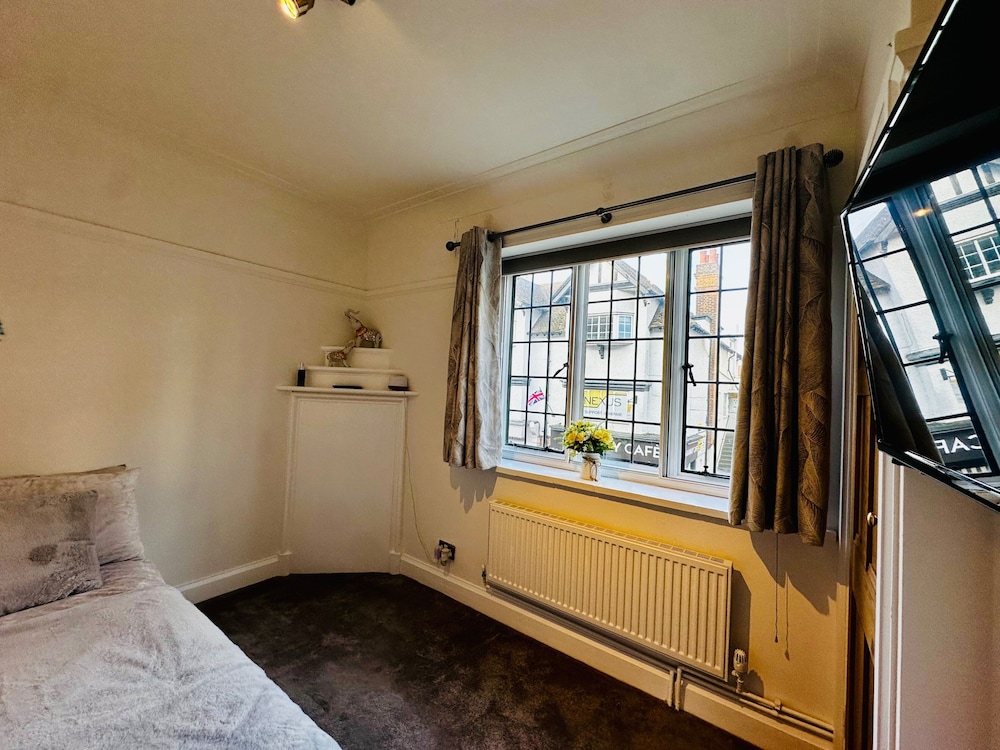 Gerrardscross - Stay4 - Parking - Petsok - Wembley