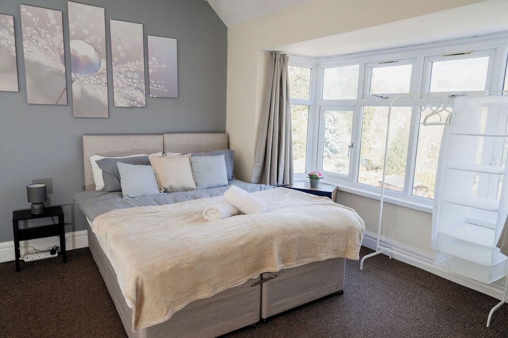 6-bed House - Sleeps 13 - Families & Contractors