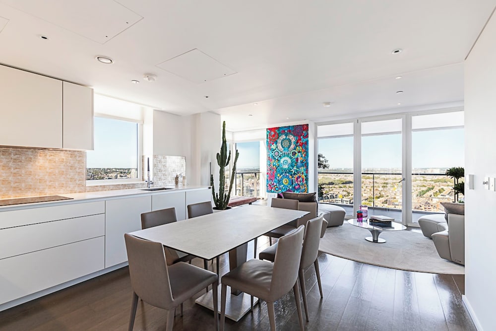 Luxurious 3-bed Sky-high Battersea Gem