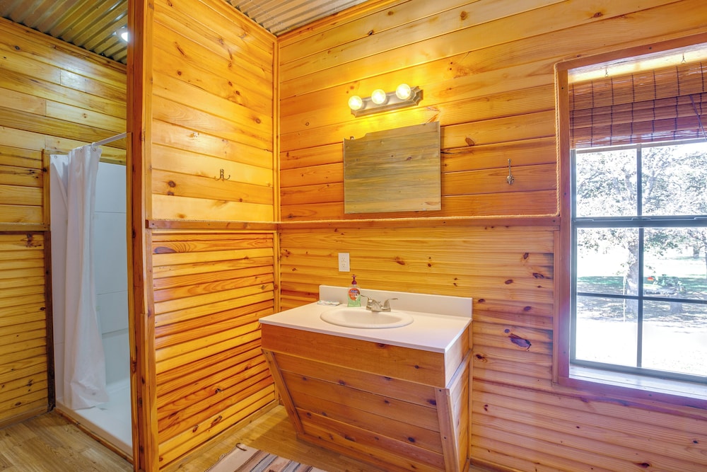 Group Getaway! Multi-level Lodge on Lake Tawakoni