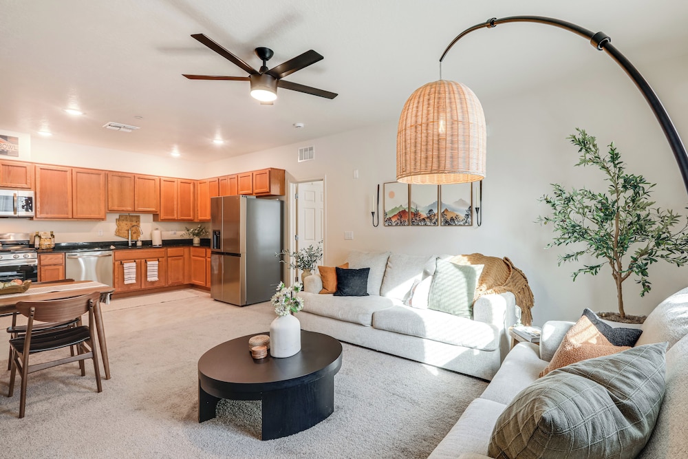 1 Mi to Dtwn Flagstaff: Condo w/ 2 Balconies!