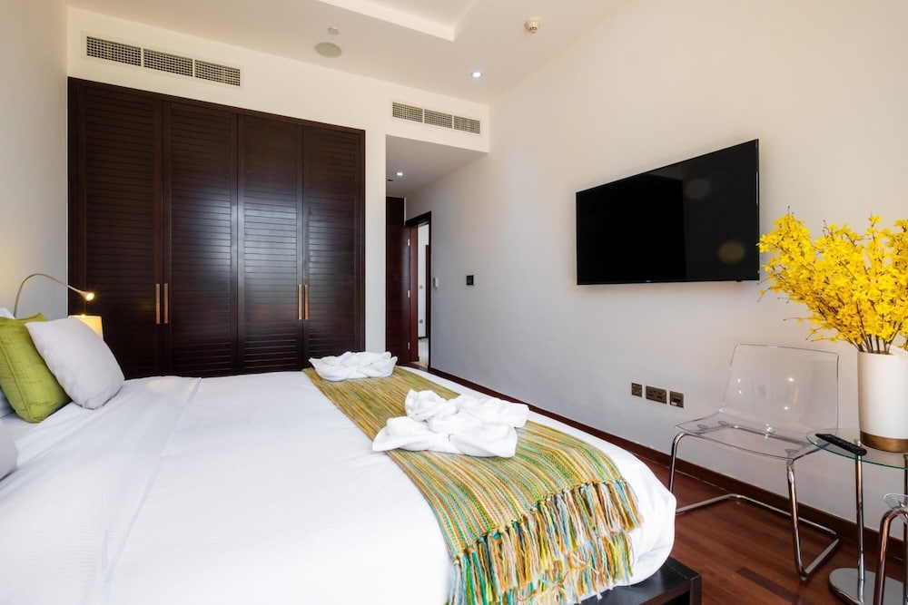 Exquisite 2BR w Exclusive Beach Access at the Palm