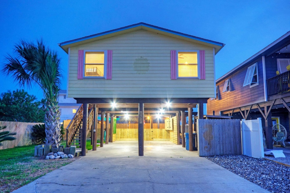 Private Pool, Yard, Deck, by the Nature Preserve! Tipsy Flipper by Avantstay
