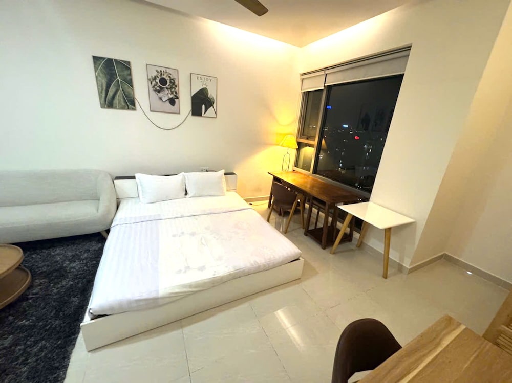 Diamond Suite Golden King
