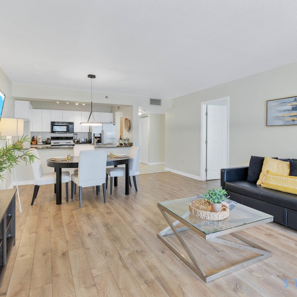 Modern 1-br Condo in Upscale Brickell Locale
