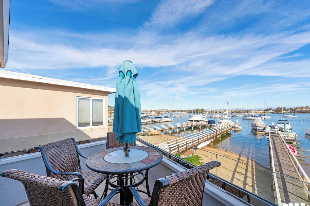 Waterfront Newport Condos w. Dock Access, Walk to Balboa Fun Zone and Beach