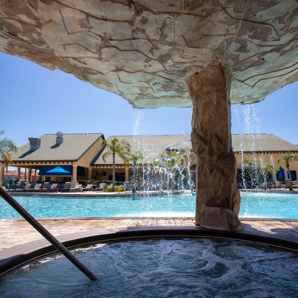 8950 Amazing 5BD Home With Pool