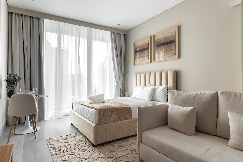 SIMPLY COMFORT  Bright Apartments Steps from Marina Walk